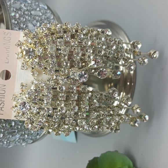 Elegant Silver Fashion Earrings - Picture 1 of 8